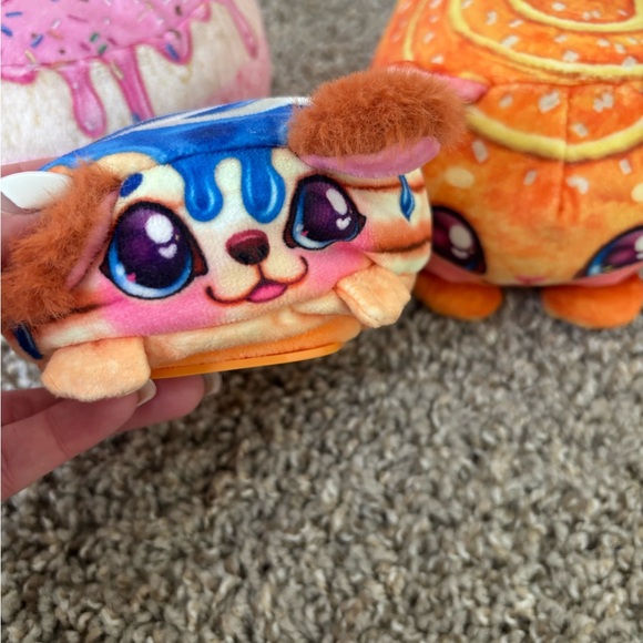 Cookeez Makery Freezy Cakez plushes - Picture 3 of 5